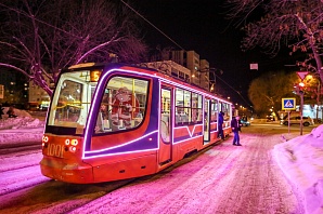По Уфе курсирует новогодний трамвай
